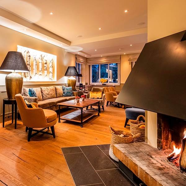 The cozy fireplace room at Hotel Birke in Kiel